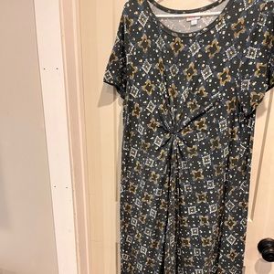 Cute high low dress, has some pilling, shown in photos.